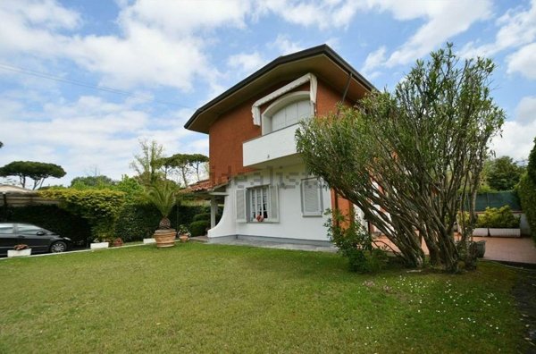 casa indipendente in vendita a Forte dei Marmi in zona Vittoria Apuana