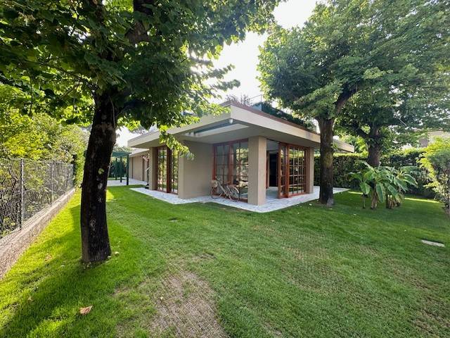 casa indipendente in vendita a Forte dei Marmi in zona Vittoria Apuana