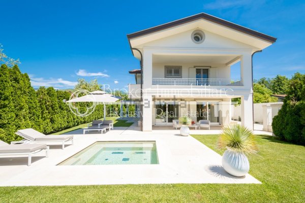 casa indipendente in vendita a Forte dei Marmi in zona Vittoria Apuana