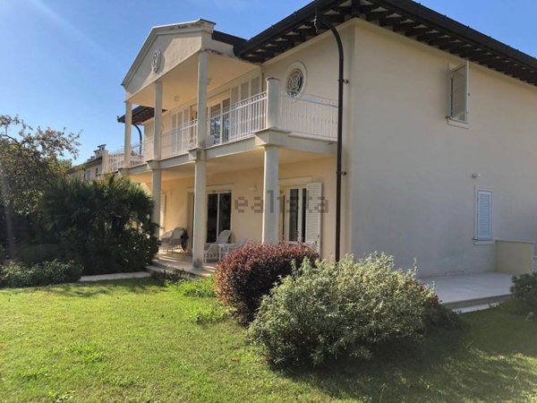 casa indipendente in vendita a Forte dei Marmi in zona Vittoria Apuana