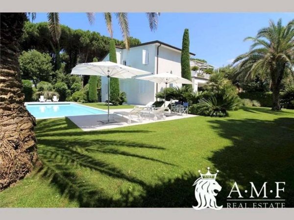 casa indipendente in vendita a Forte dei Marmi in zona Roma Imperiale