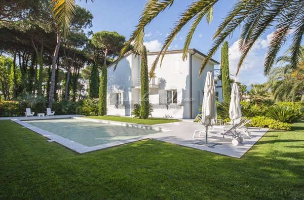casa indipendente in vendita a Forte dei Marmi in zona Roma Imperiale