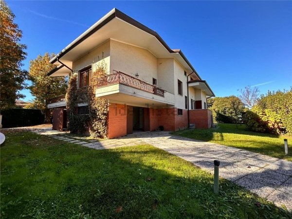 casa indipendente in vendita a Forte dei Marmi in zona Vittoria Apuana