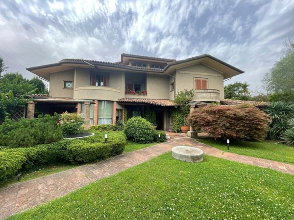 casa indipendente in vendita a Forte dei Marmi