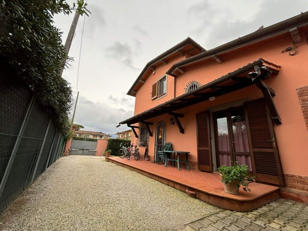 casa indipendente in vendita a Forte dei Marmi in zona Vittoria Apuana