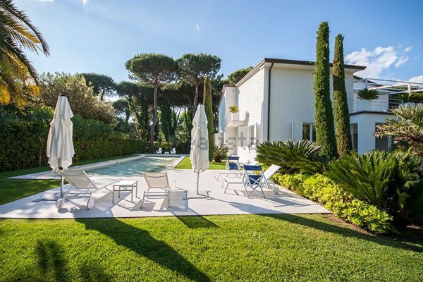 casa indipendente in vendita a Forte dei Marmi in zona Roma Imperiale