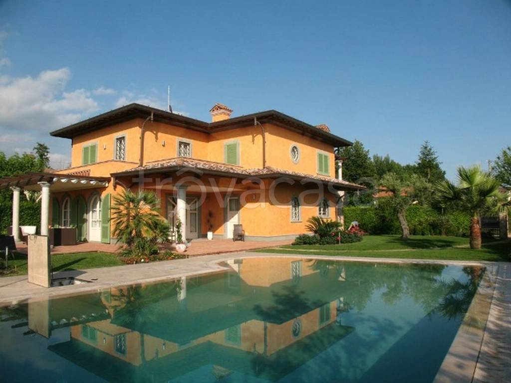 casa indipendente in vendita a Forte dei Marmi in zona Vittoria Apuana
