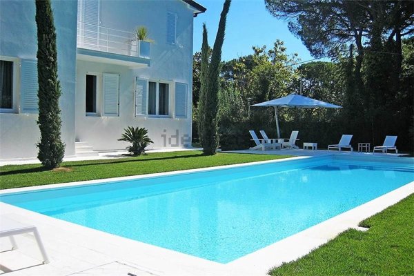 casa indipendente in vendita a Forte dei Marmi in zona Roma Imperiale