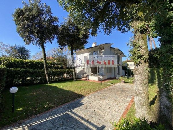 casa indipendente in vendita a Forte dei Marmi in zona Vittoria Apuana