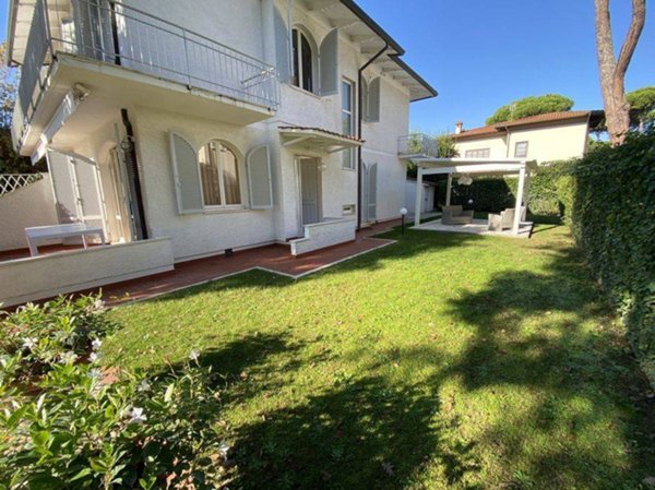 casa indipendente in vendita a Forte dei Marmi in zona Vittoria Apuana