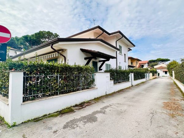 casa indipendente in vendita a Forte dei Marmi in zona Vittoria Apuana