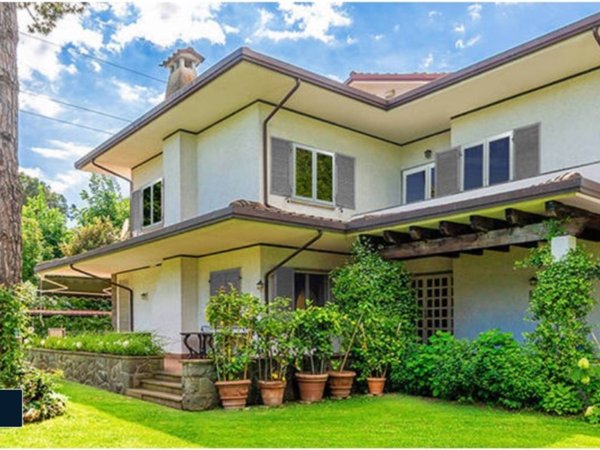 casa indipendente in vendita a Forte dei Marmi in zona Roma Imperiale