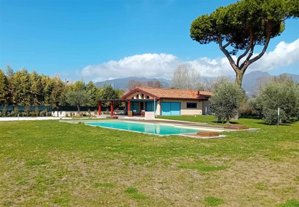 casa indipendente in vendita a Forte dei Marmi in zona Vaiana