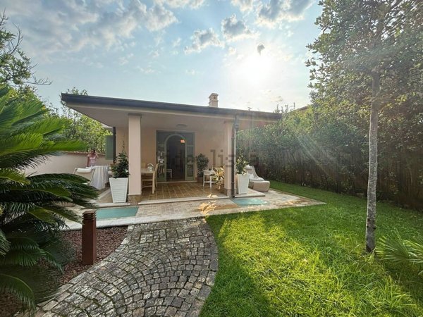 casa indipendente in vendita a Forte dei Marmi