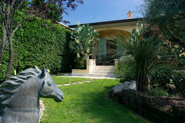 casa indipendente in vendita a Forte dei Marmi