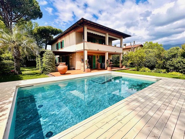 casa indipendente in vendita a Forte dei Marmi in zona Vittoria Apuana