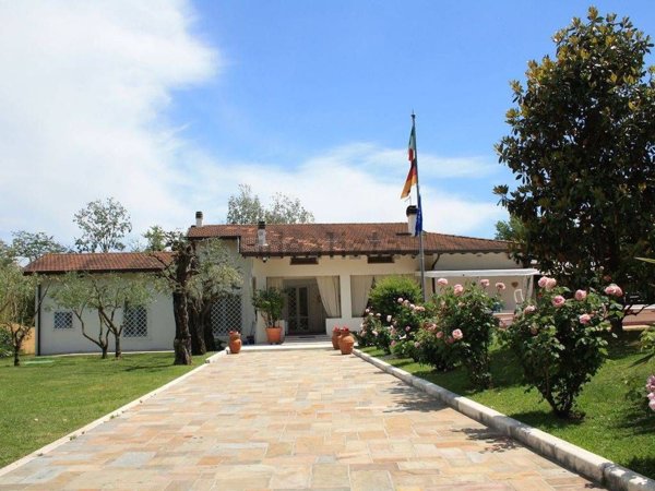 casa indipendente in vendita a Forte dei Marmi in zona Roma Imperiale