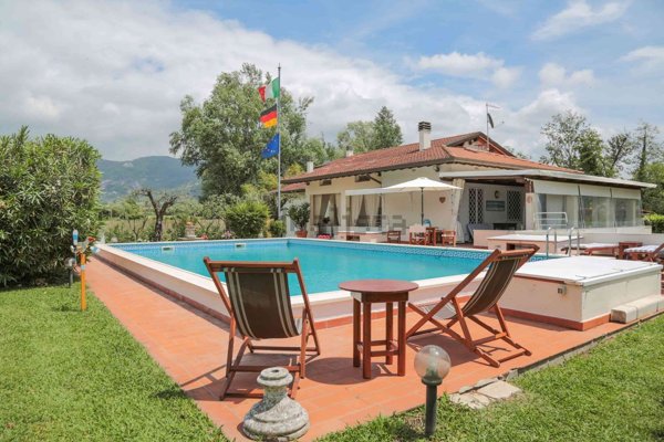 casa indipendente in vendita a Forte dei Marmi in zona Vaiana