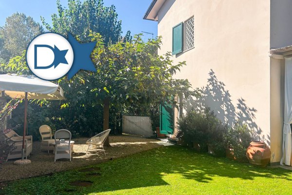 casa indipendente in vendita a Forte dei Marmi in zona Vittoria Apuana