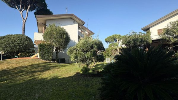 casa indipendente in vendita a Forte dei Marmi in zona Vittoria Apuana
