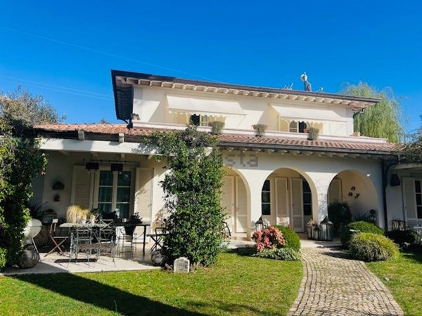 casa indipendente in vendita a Forte dei Marmi in zona Roma Imperiale