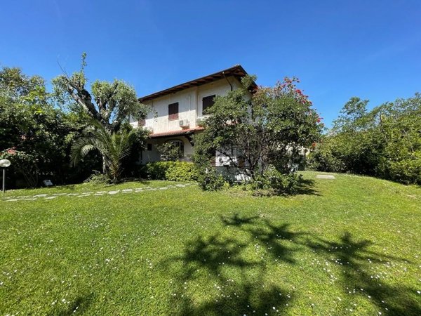 casa indipendente in vendita a Forte dei Marmi in zona Roma Imperiale