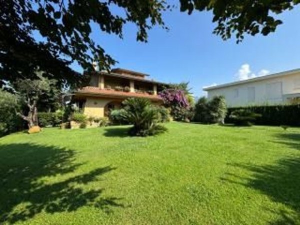 casa indipendente in vendita a Forte dei Marmi in zona Vittoria Apuana
