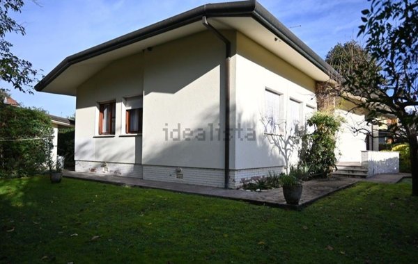 casa indipendente in vendita a Forte dei Marmi in zona Roma Imperiale