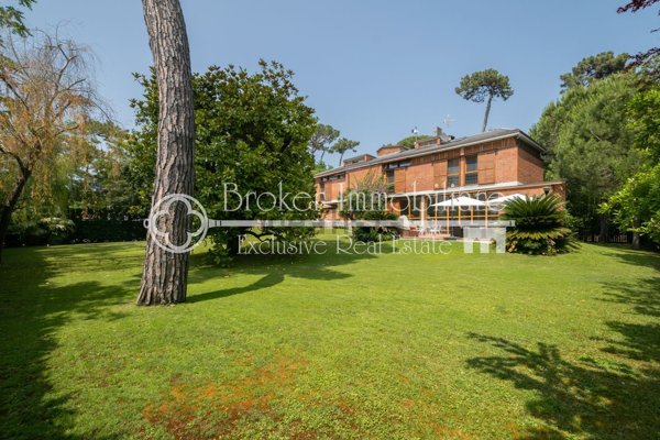 casa indipendente in vendita a Forte dei Marmi in zona Roma Imperiale