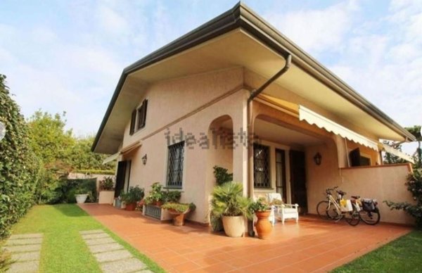 casa indipendente in vendita a Forte dei Marmi in zona Vittoria Apuana