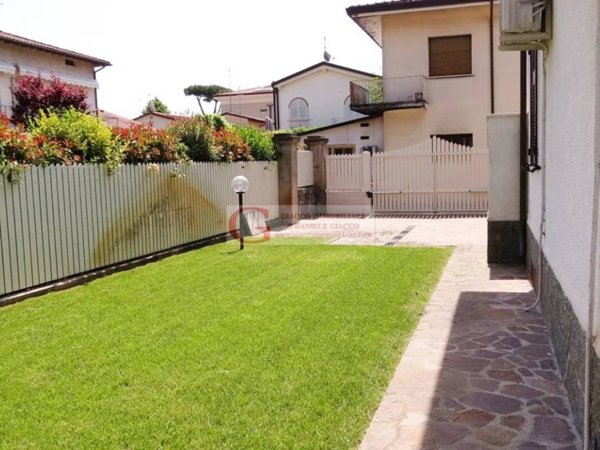 casa indipendente in vendita a Forte dei Marmi in zona Vittoria Apuana