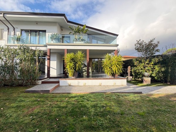 casa indipendente in vendita a Forte dei Marmi