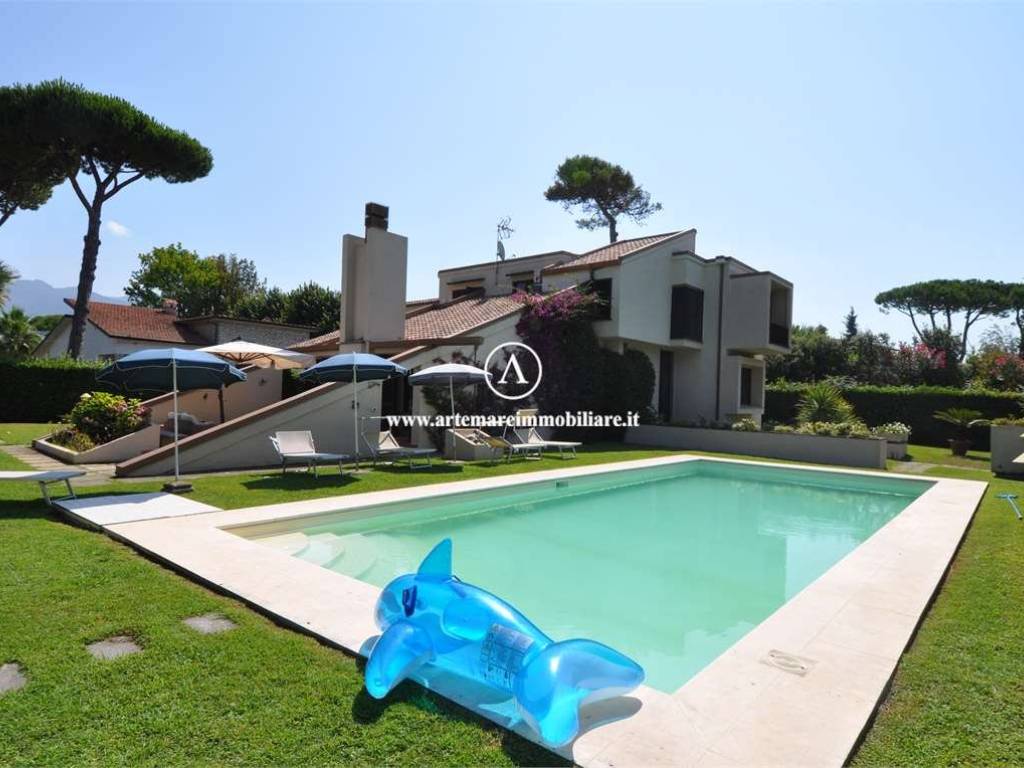 casa indipendente in vendita a Forte dei Marmi in zona Roma Imperiale