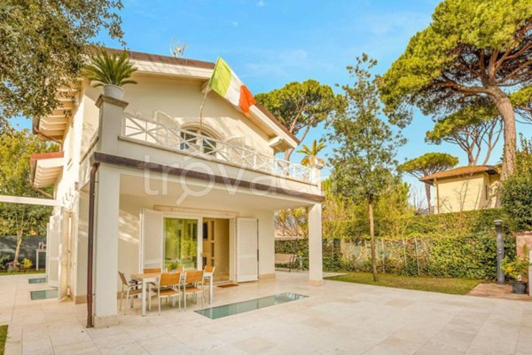 casa indipendente in vendita a Forte dei Marmi in zona Roma Imperiale