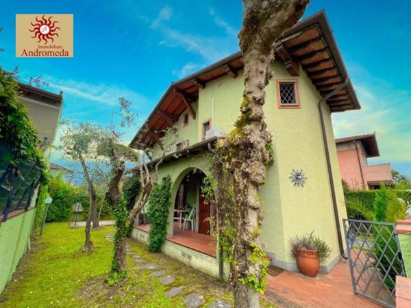 casa indipendente in vendita a Forte dei Marmi in zona Vittoria Apuana