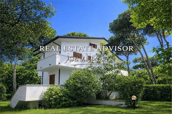 casa indipendente in vendita a Forte dei Marmi in zona Vittoria Apuana