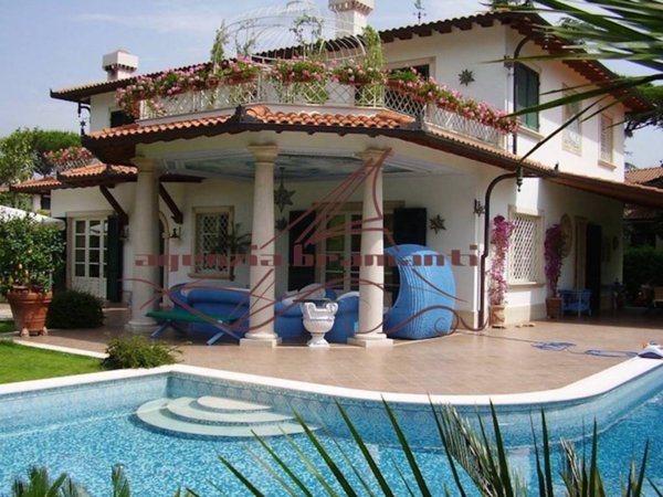 casa indipendente in vendita a Forte dei Marmi in zona Roma Imperiale