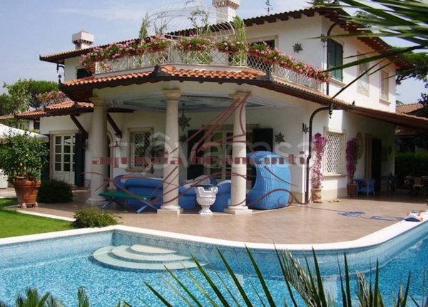 casa indipendente in vendita a Forte dei Marmi in zona Roma Imperiale