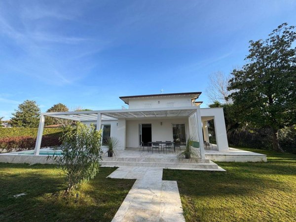 casa indipendente in vendita a Forte dei Marmi in zona Roma Imperiale