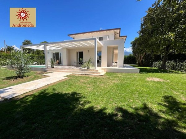 casa indipendente in vendita a Forte dei Marmi in zona Roma Imperiale