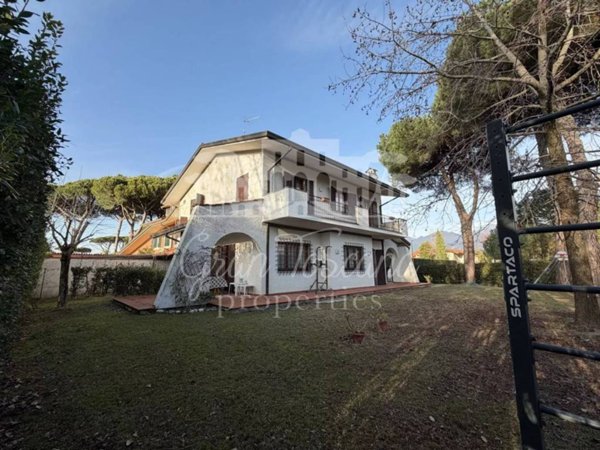 casa indipendente in vendita a Forte dei Marmi in zona Roma Imperiale