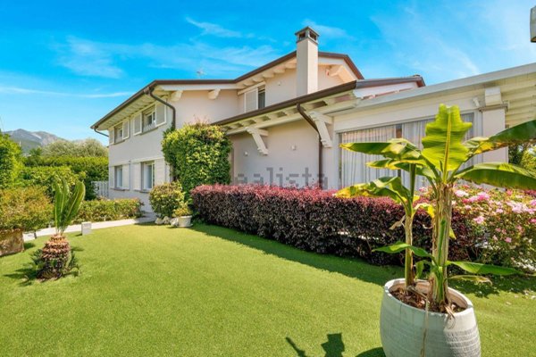 casa indipendente in vendita a Forte dei Marmi in zona Vaiana