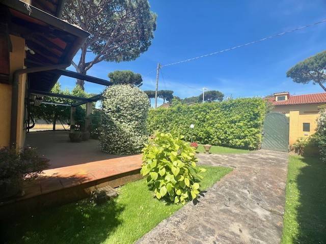 casa indipendente in vendita a Forte dei Marmi in zona Vittoria Apuana