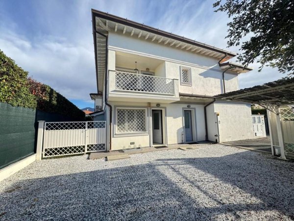 appartamento in vendita a Forte dei Marmi in zona Vittoria Apuana
