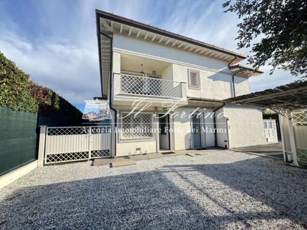 appartamento in vendita a Forte dei Marmi in zona Vittoria Apuana