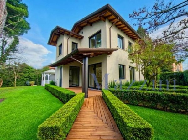 casa indipendente in vendita a Forte dei Marmi in zona Vittoria Apuana