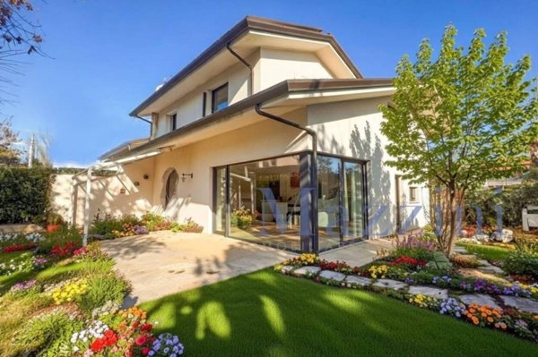 casa indipendente in vendita a Forte dei Marmi in zona Vittoria Apuana