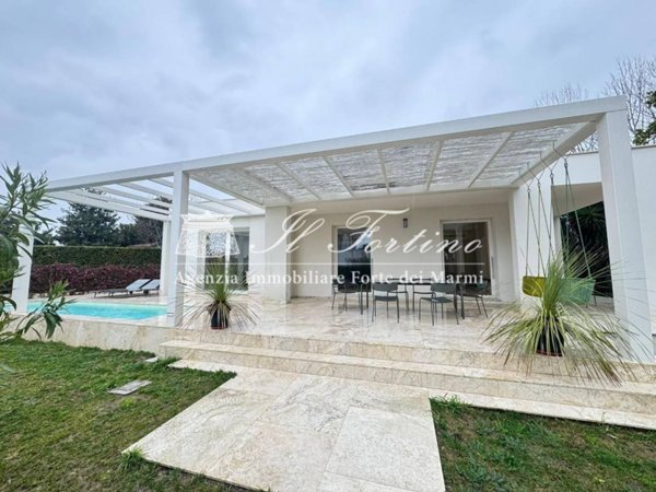 casa indipendente in vendita a Forte dei Marmi in zona Vaiana