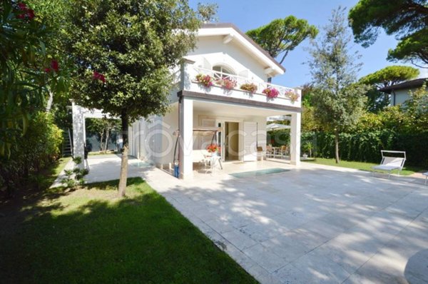 casa indipendente in vendita a Forte dei Marmi in zona Roma Imperiale