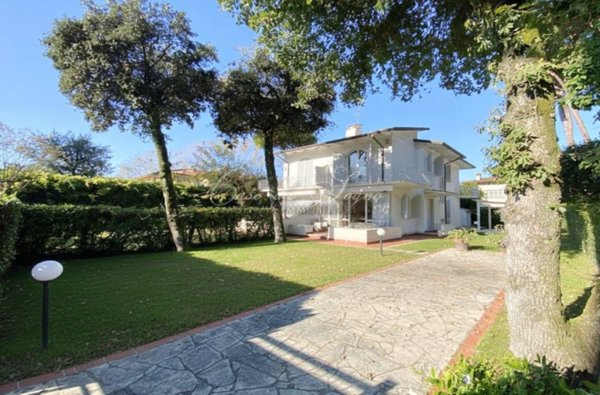 casa indipendente in vendita a Forte dei Marmi in zona Vittoria Apuana